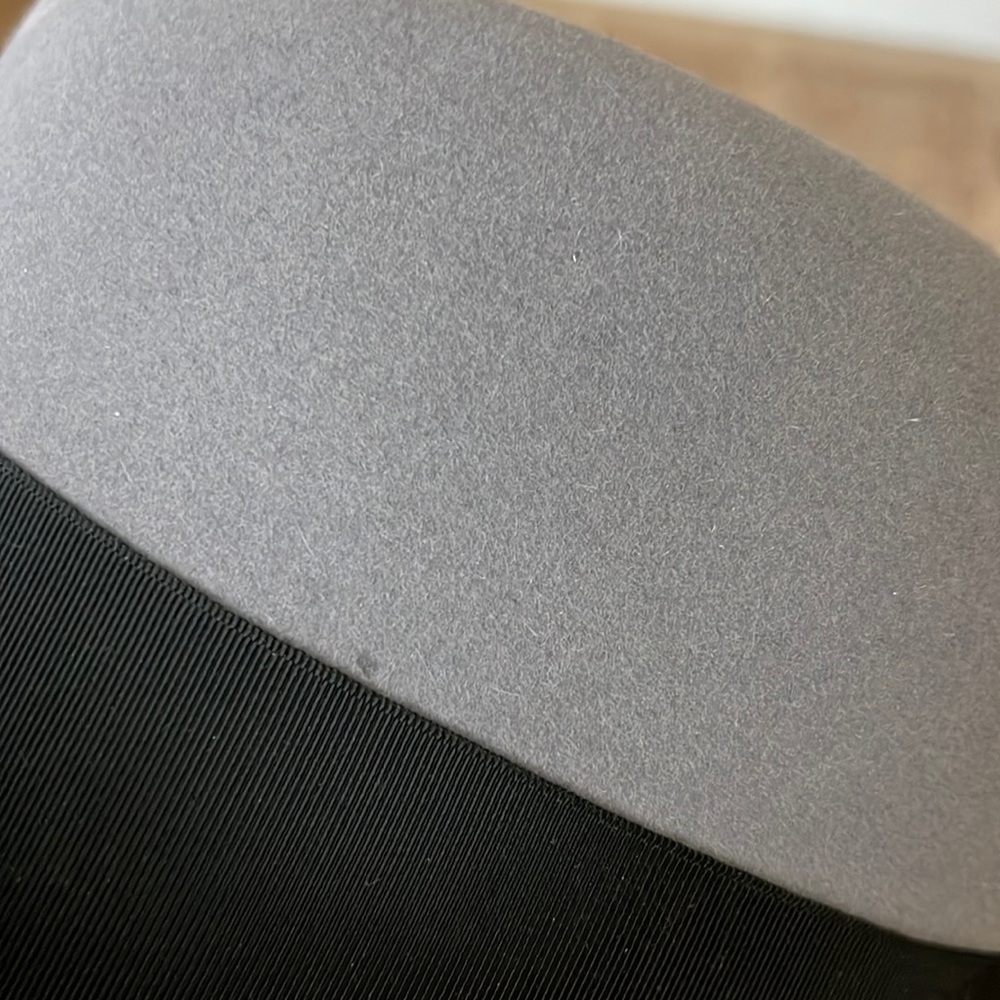 Stetson Royal Grey Fedora Black Ribbon w/ Red Feather - Picture 10 of 10